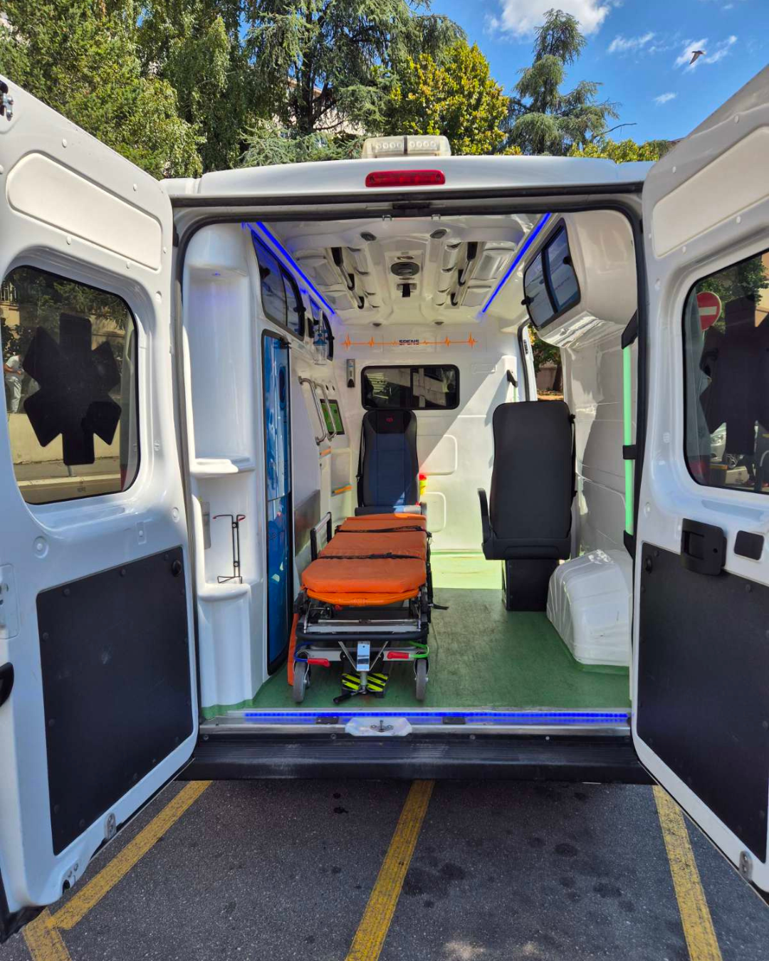 Zadnji deo sanitetskog vozila sa otvorenim vratima – nosila i prostor za medicinsko osoblje