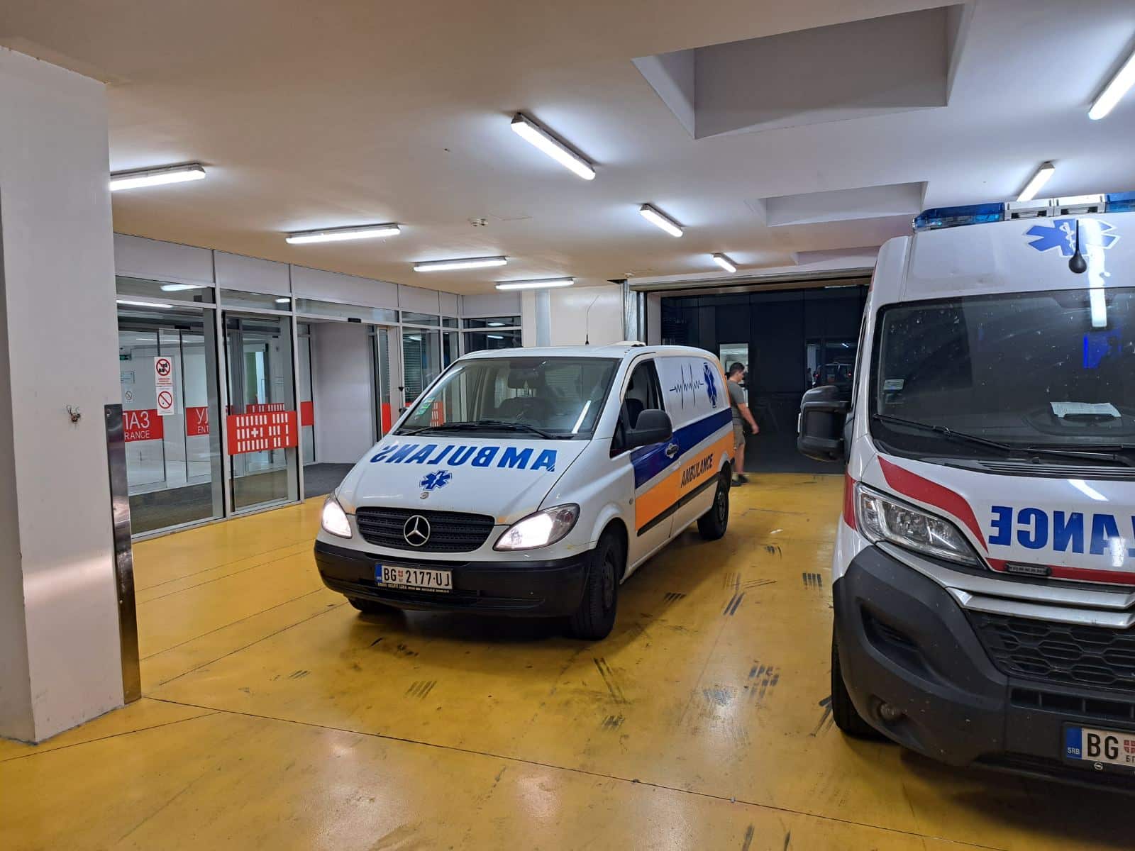 Sanitetsko vozilo Mercedes na ulazu u bolnicu – prevoz pacijenata Italija Srbija