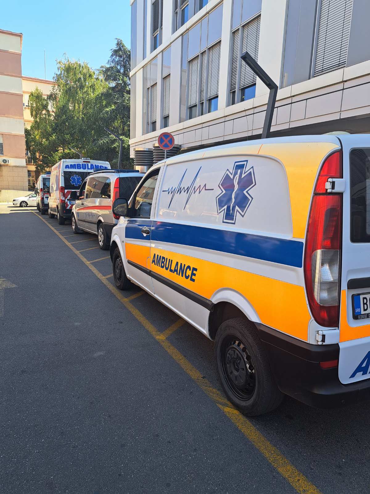 Sanitetska vozila parkirana ispred bolnice – flota za međunarodni prevoz pacijenata