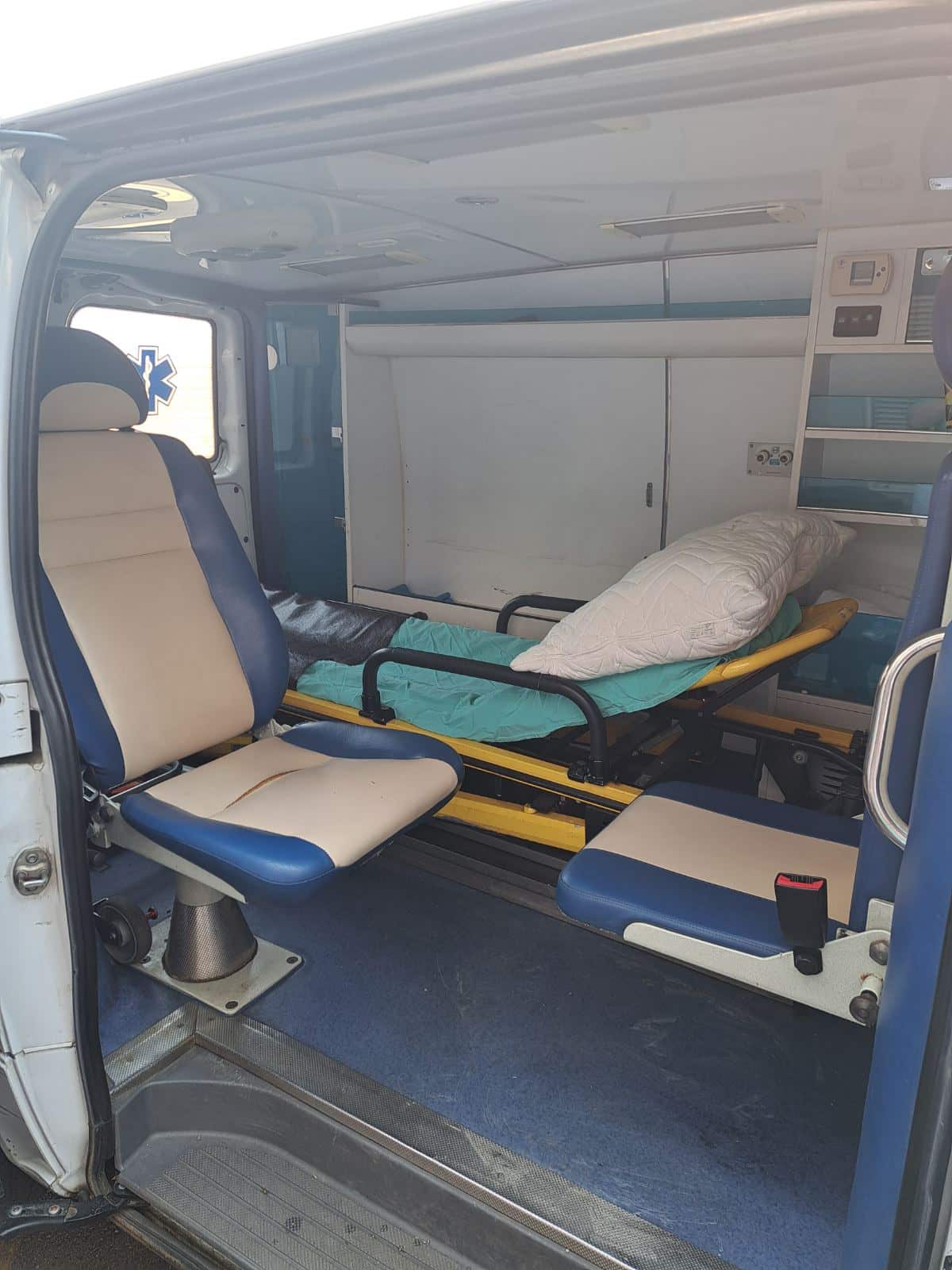 Komforna sedišta i nosila u sanitetskom vozilu za dug put Italija–Srbija